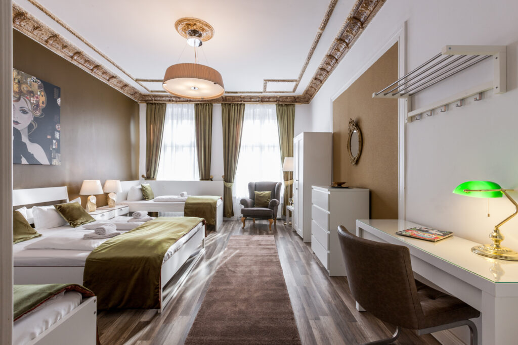 Detailansicht des Wohnbereichs mit Couch, beigem Teppich und Stehlampe.